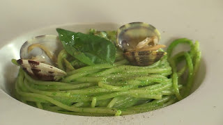 SPAGHETTI CON VONGOLE E PESTO DI SPINACI  Video Ricetta  Grigio Chef [upl. by Lias812]