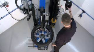 Megamount Smart 2 Tyre Changer from wwwhofmannmegaplancouk [upl. by Anitsrhc]