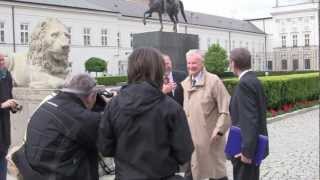 Zbigniew Brzezinski gets papped at the Presidential Palace Warsaw Poland  17th May 2012 [upl. by Antoinetta]