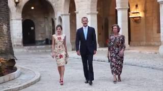 Felipe Letizia y Sofía tres reyes muy naturales en Mallorca  Diez Minutos [upl. by Dnalwor]