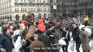 Flashmob Kissenschlacht  Berlin 7 April 2012 Pariser Platz am Brandenburger Tor [upl. by Pacificia313]