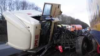 Lkw durchbricht nach Auffahrunfall auf der A3 die Mittelschutzplanke [upl. by Dirgni]