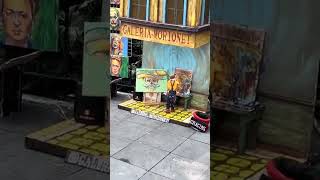 🎨 El artista callejero mexicano Víctor Ariosa utiliza una marioneta para pintar retratos🖌️🇲🇽 [upl. by Radmen]