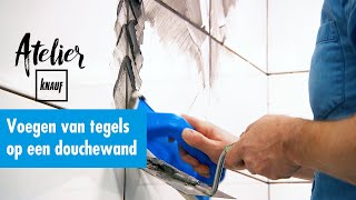 Voegen van de tegels op een douchewand  Atelier Knauf [upl. by Sinegra]