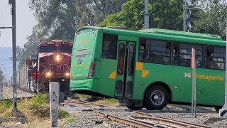 AUTOBUS Se DETIENE Sobre La Via Cuando VIENE EL TREN ⚠️  Encuentro De Trenes FERROMEX [upl. by Ahsait]