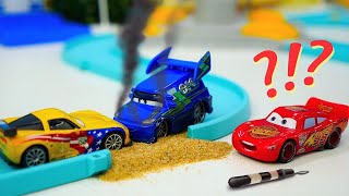 ¡Rayo McQueen provoca un accidente Coches de juguete Juegos con coches [upl. by Elrae]