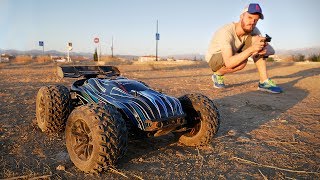 CARRO DE CONTROLE REMOTO QUE CORRE A 80Km POR HORA JLB Racing Cheetah Brushless RC Car Truggy [upl. by Ailisec]