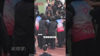 高校运动会，一名女生体力不支，但还是坚持到最后！ 正能量 感情 [upl. by Edette833]