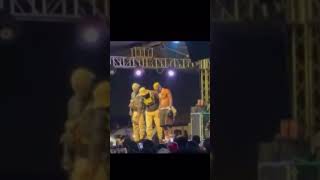 Shatta wale kcked a fan for taking his chain at a concert shattawale show shorts foryou dance [upl. by Territus972]