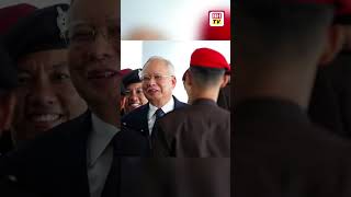 Najib berkerusi roda ke mahkamah sakit lutut kanan yang teruk minggu lalu [upl. by Keele143]