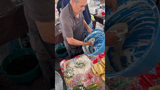 Capeando chiles rellenos con queso en el tianguis chiles rellenos capeados viral parati [upl. by Codee457]