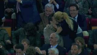 Shakira besa a Piqué  Barça Osasuna 230411 HD [upl. by Anceline]