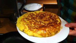 Cómo y cuándo girar una tortilla de patatas [upl. by Lepper605]