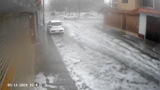 Inundaciones en varios sectores de Cuenca tras fuerte aguacero y granizo [upl. by Danelle]