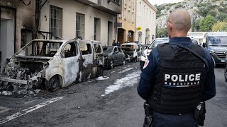 Cavaillon  quatre voitures de police incendiées devant le commissariat [upl. by Imena216]