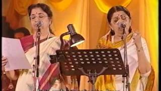 Lata amp Usha Mangeshkar  Gore Gore O Baanke Chore Live Performance [upl. by Stephanus]