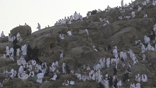 Sur le Mont Arafat les pèlerins accomplissent le rite le plus important du hajj  AFP [upl. by Fiske971]