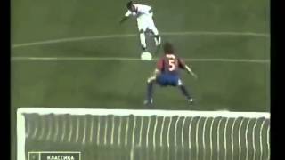 Carles Puyol para un gol con el escudo del Barcelona [upl. by Aihcropal]