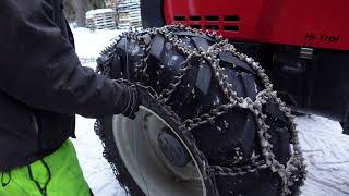 Meneekö nyt ketjut päälle paremmin  Installing snow chains to tractor [upl. by Alehtse]