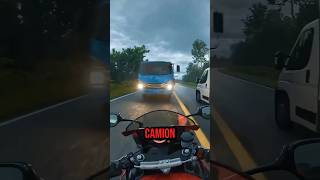 Un Motard Vit une Expérience Hors du Commun dans la Circulation 😨 [upl. by Penhall]