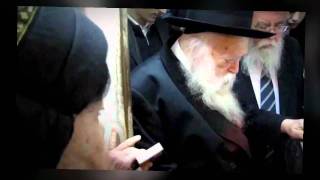 Hanouka  Rabbi Haim Kaniewski allume sa Ménorah [upl. by Vardon]