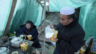 Séisme en Chine  les survivants confrontés à un froid glacial [upl. by Eelegna]