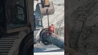 Rigger securing chain to Backhoe👏👏 trending rigger backhoeloader backhoe pipelineconnection [upl. by Ignace]