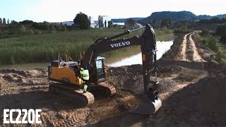 Volvo EC220E  Pelle hydraulique sur chenilles [upl. by Korwin]