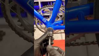 How to unscrew the bottom bracket bikehacks [upl. by Oetomit]