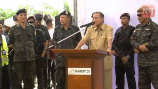 Tun Mahathir visiting security forces tactical camp in Felda Sahabat Lahad Datu Sabah [upl. by Castor]