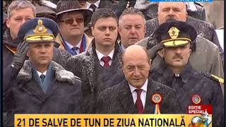 Parada de 1 Decembrie Sosirea lui Traian Basescu si intonarea imnului national [upl. by Lanie]