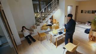 환승연애3 Transit Love 3 Sk falls down the stairs [upl. by Suillenroc54]