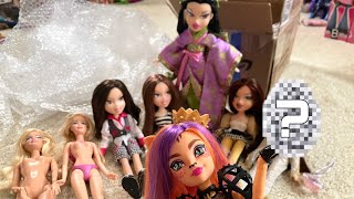 UNBOXING A BRATZ MYSTERY BOX FROM MY FRIEND  Lizzie is bored vlog [upl. by Gildea448]