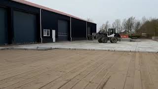 Betonplaten leggen met shovel  De Keij Betonplaten  Dodewaard [upl. by Odraner]