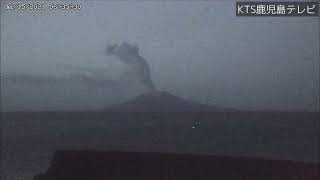 December 15 2021  Eruption  Suwanosejima Volcano Japan  0622 JST [upl. by Ranjiv]