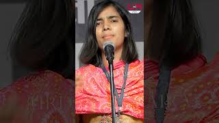 Himanshi Babra  wo mulaqat ke aasar samajhte honge  poetry mushyara urdumushaira [upl. by Calvin]