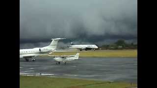 Decolagem Azul  E195  PRAYM no Aeroporto de Uberaba [upl. by Snehpets]