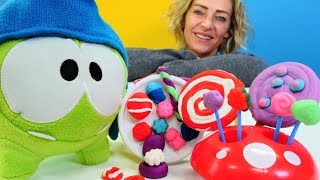 Spielzeugvideo für Kinder  Wir machen für Om Nom Bonbons und Lutscher [upl. by Leora350]