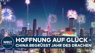 CHINESE NEW YEAR China begrüßt mit Feuerwerk und Feiern das Jahr des Drachen [upl. by Tavish125]