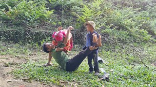 Father and son went into the forest to find vegetables to exchange for instant noodles [upl. by Neall325]