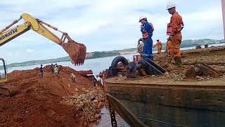 Proses Sandar tongkang di Jetty [upl. by Sirtimid]