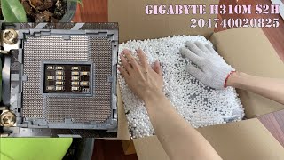 แพ็คเมนบอร์ดส่ง GIGABYTE H310M S2H LGA1151 V2  204740020825 [upl. by Saretta]