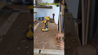 Instalando bisagras bidimensionales bisagras cocina puertas carpinteria tips consejos hack [upl. by Maletta513]