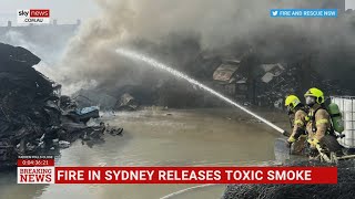 Fire in southwest Sydney creates toxic smoke [upl. by Sinnaoi]