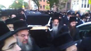 The Bobover Rebbe amp Dayan 45th StCarrying The Casket Of The Bobover Rebbetzin [upl. by Verneuil]