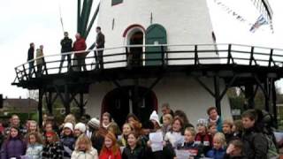 Kinderen zingen bij de gerenoveerde molen van Scherpenisse [upl. by Tersina444]