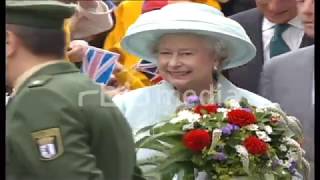 Queen Elizabeth II begrüßt Schüler vor dem Reichstag 2000 [upl. by Ahsiri224]