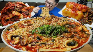 너구리의 변신은 무죄죠😂 포만감 대박 굴겉절이와 총각김치 곁들인 먹방 Spicy Ramyeon MUKBANG [upl. by Harmonie]