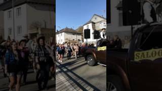 Faschings Umzug in Fischbach bei IdarOberstein 201710 Blaue Garde Clowns mit grüne Haaren Saloon [upl. by Ellerad171]