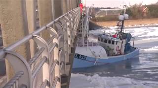 Fiskekutter på Limfjorden kolliderer med bro  DR Nyheder [upl. by Jeffie]